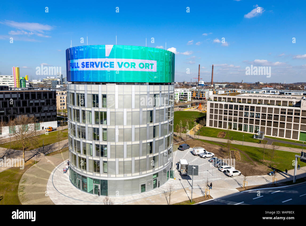 Die neue Unternehmenszentrale der Funke Media Group in Essen, Berliner Platz, rechts die Media Tower, Medienhaus 2, mit großen Video anzeige b Stockfoto