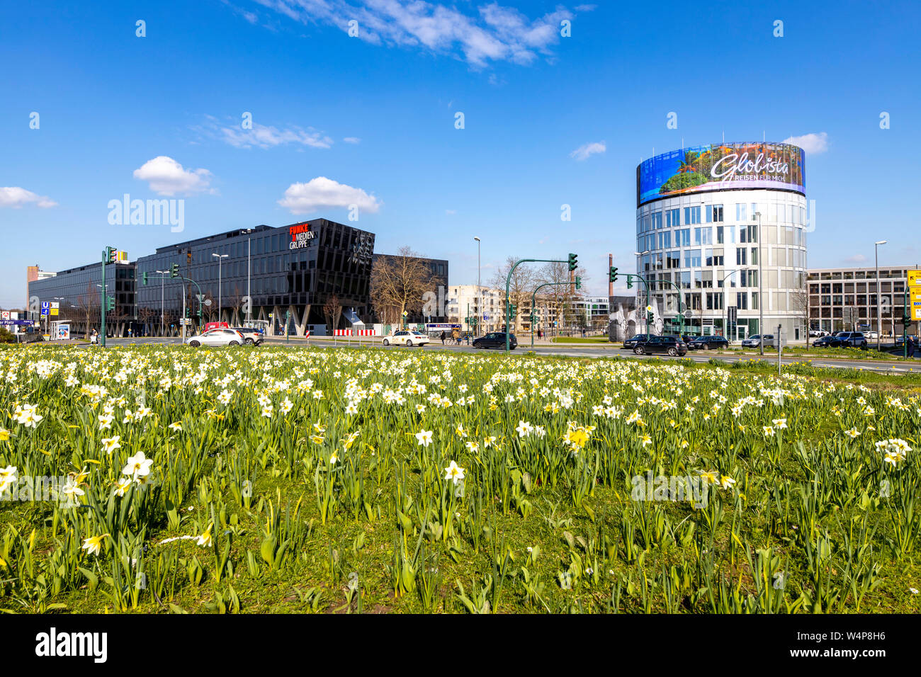 Die neue Unternehmenszentrale der Funke Media Group in Essen, Berliner Platz, rechts die Media Tower, Medienhaus 2, mit großen Video anzeige b Stockfoto