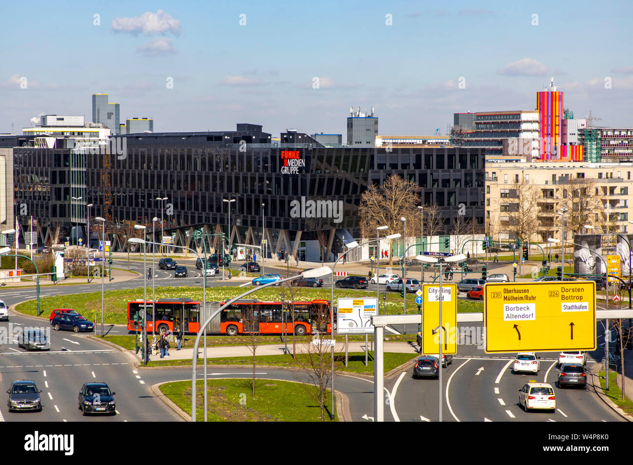 Die neue Unternehmenszentrale der Funke Media Group in Essen, Berliner Platz, rechts die Media Tower, Medienhaus 2, mit großen Video anzeige b Stockfoto
