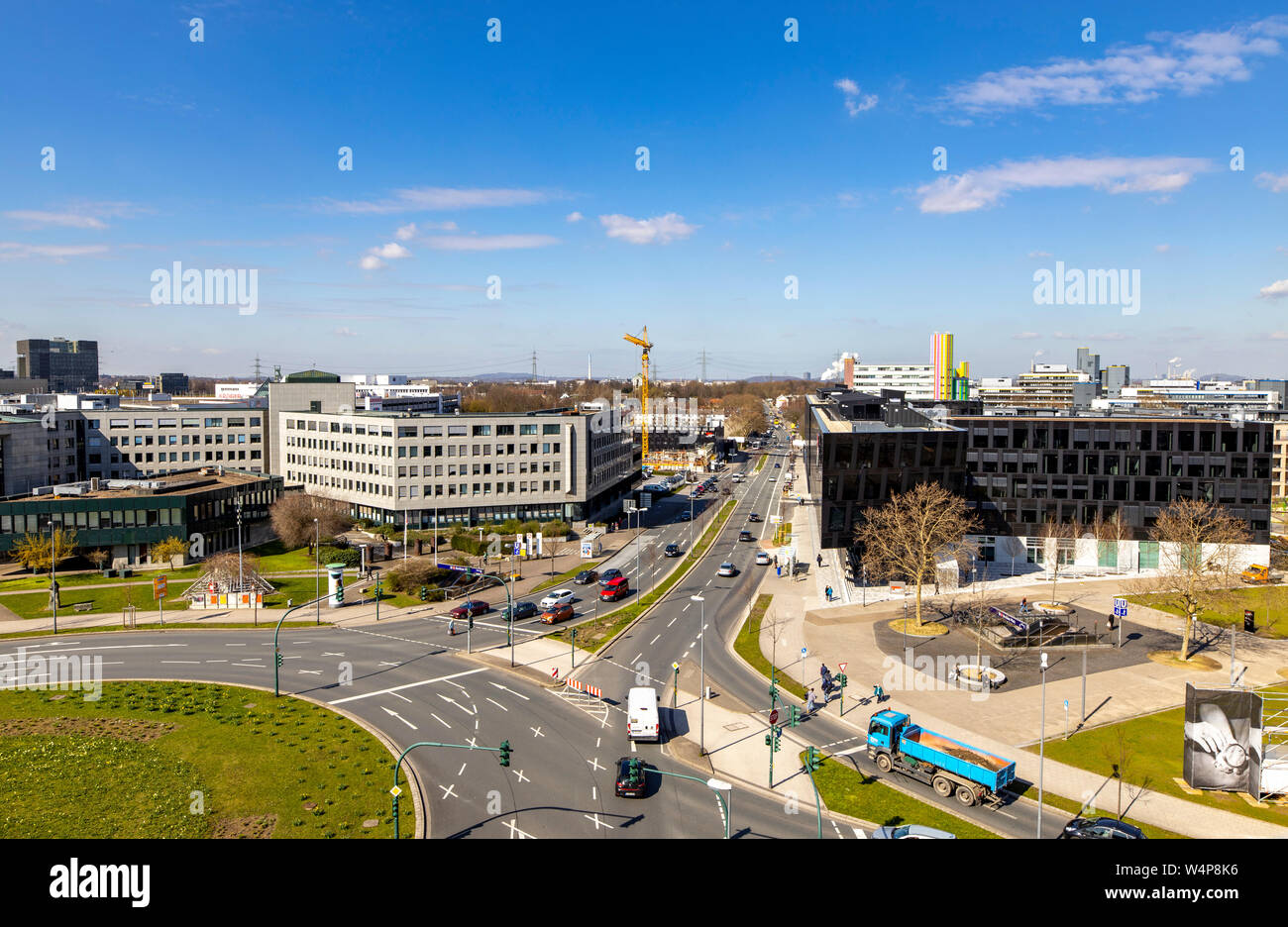Die neue Unternehmenszentrale der Funke Media Group in Essen, Berliner Platz, auf der linken die Agentur für Arbeit, Stockfoto