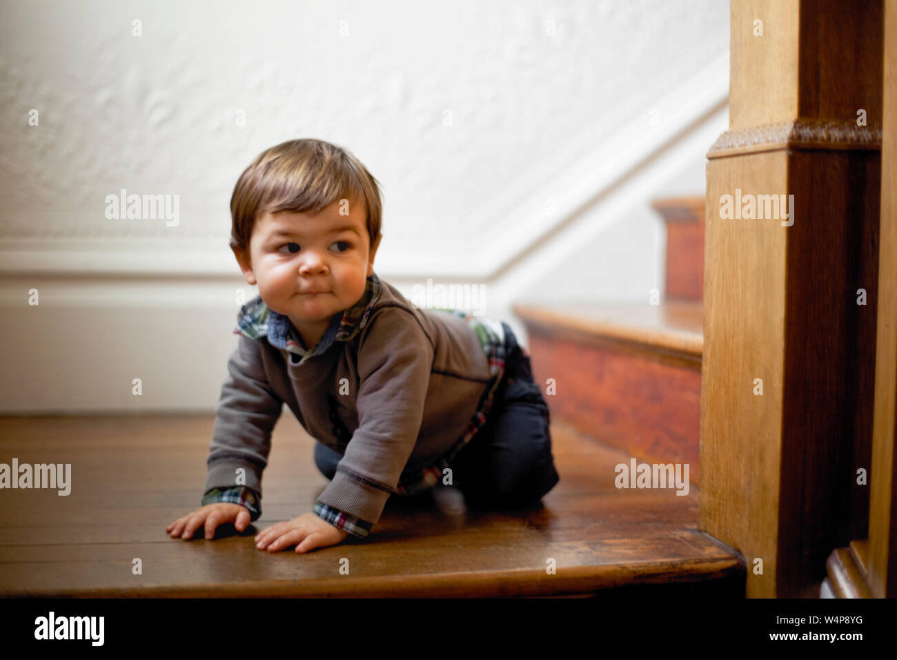 Baby Boy kriechen auf die Landung auf einer Treppe. Stockfoto