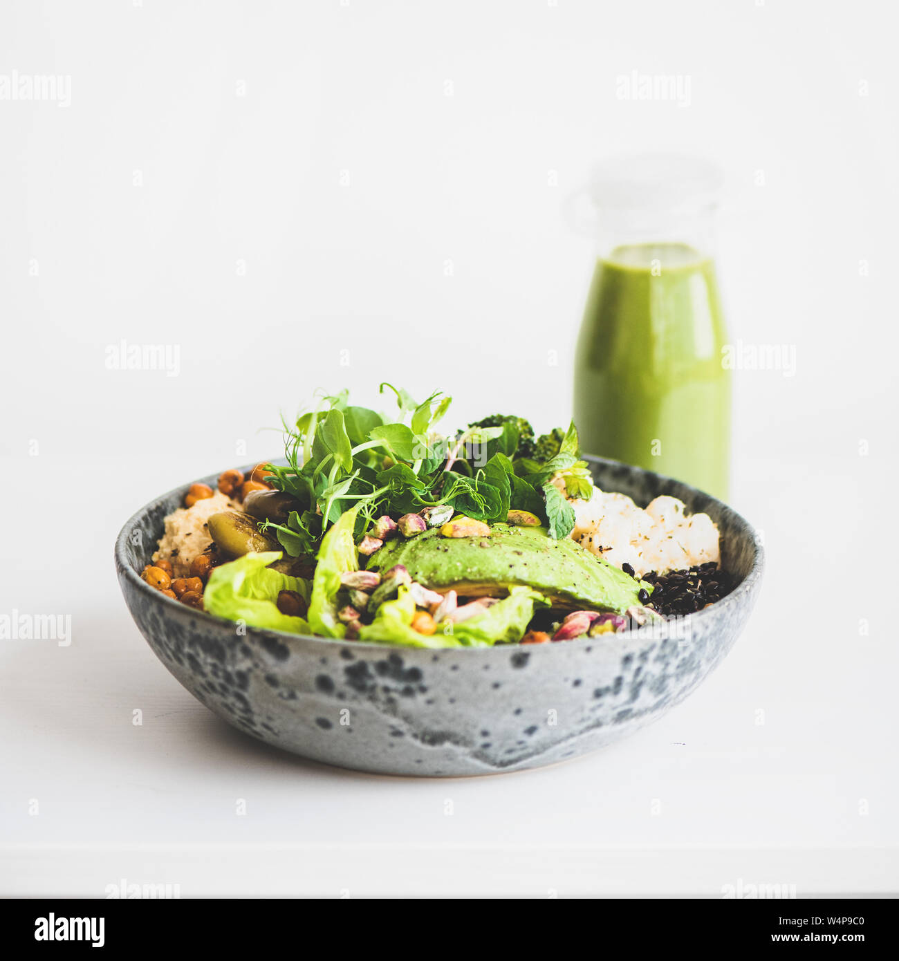 Gesund vegan Superbowl mit Gemüse und grünen Smoothie, Quadrat Erntegut Stockfoto