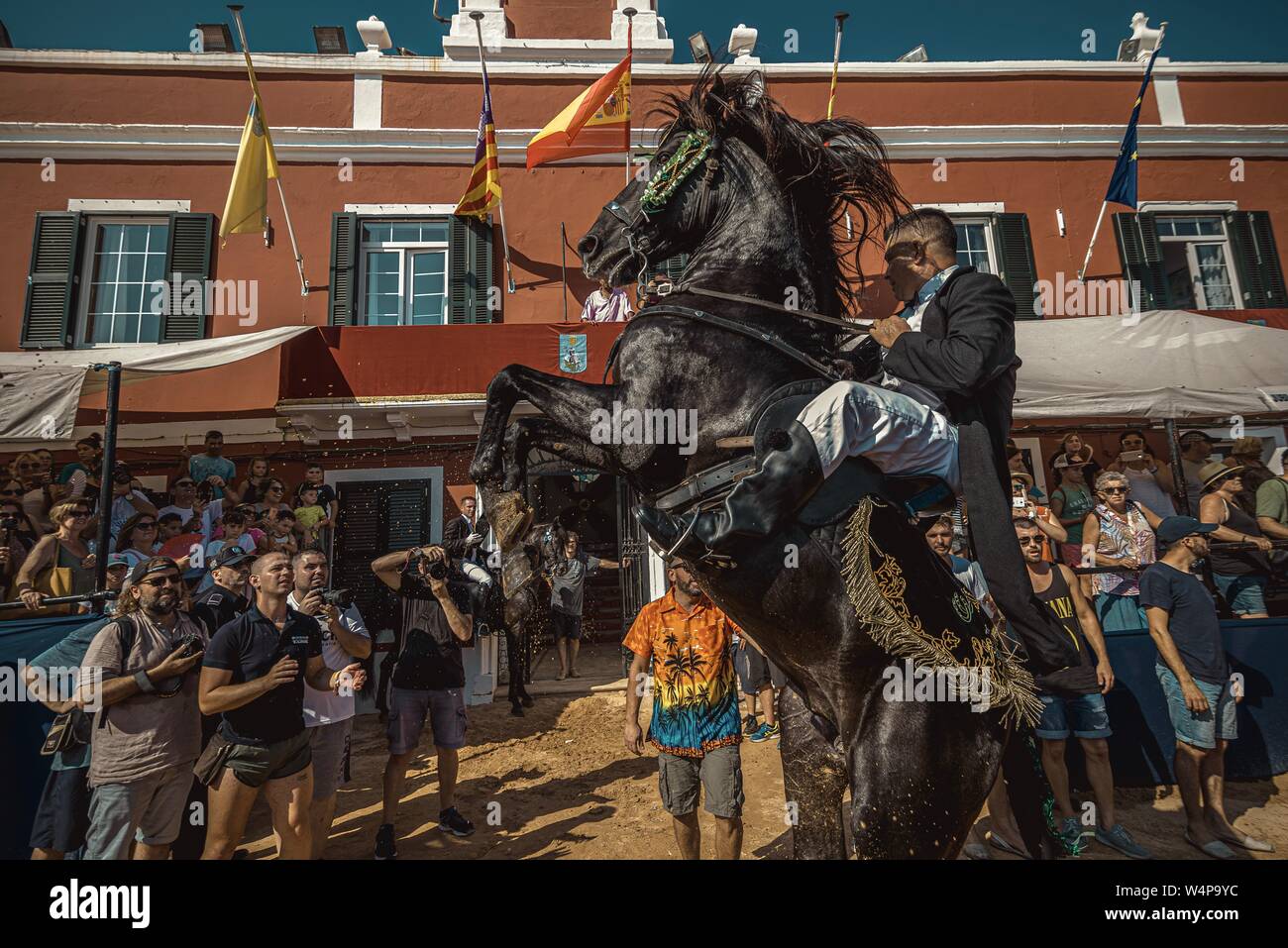 Es Castell. 24 Juli, 2019: Ein "caixer' (Reiterin) bäumt sich auf seinem Pferd in die kavalkade durch das Dorf von Es Castell vor der traditionelle "JALEO" an der Sant Jaume Festival. Credit: Matthias Oesterle/Alamy leben Nachrichten Stockfoto