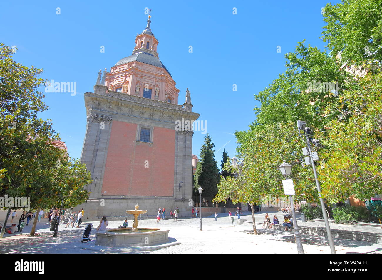 Menschen besuchen die Plaza de los Carros Madrid Spanien Stockfoto