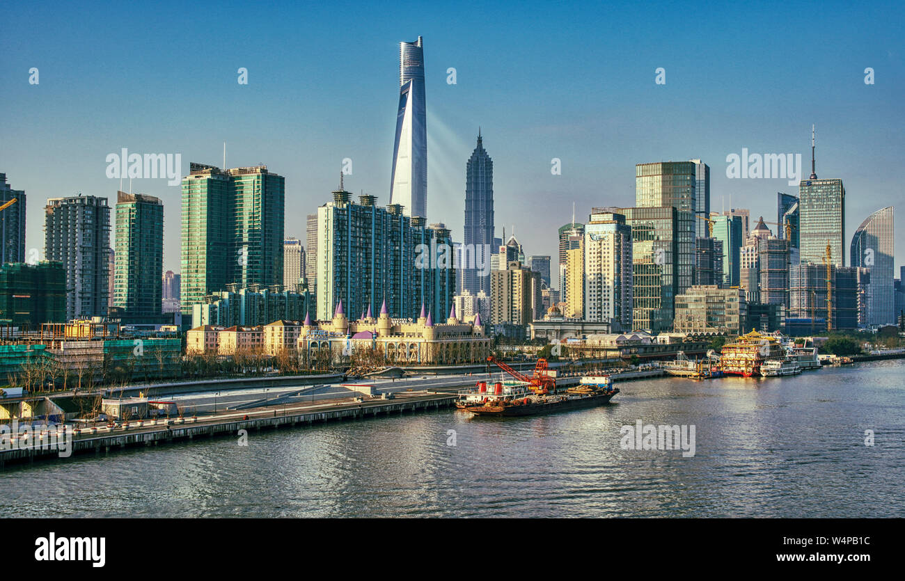 Nähert sich dem Hochhaus im Stadtzentrum von Shanghai auf dem Huangpu River bei Sonnenaufgang. Stockfoto