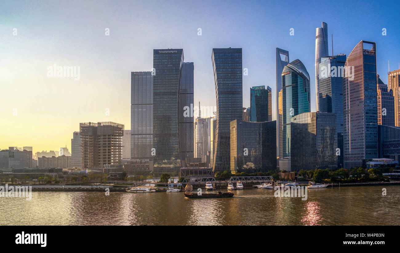 Anfahren der Hochhaus Financial Center von Shanghai auf dem Huangpu River bei Sonnenaufgang. Stockfoto