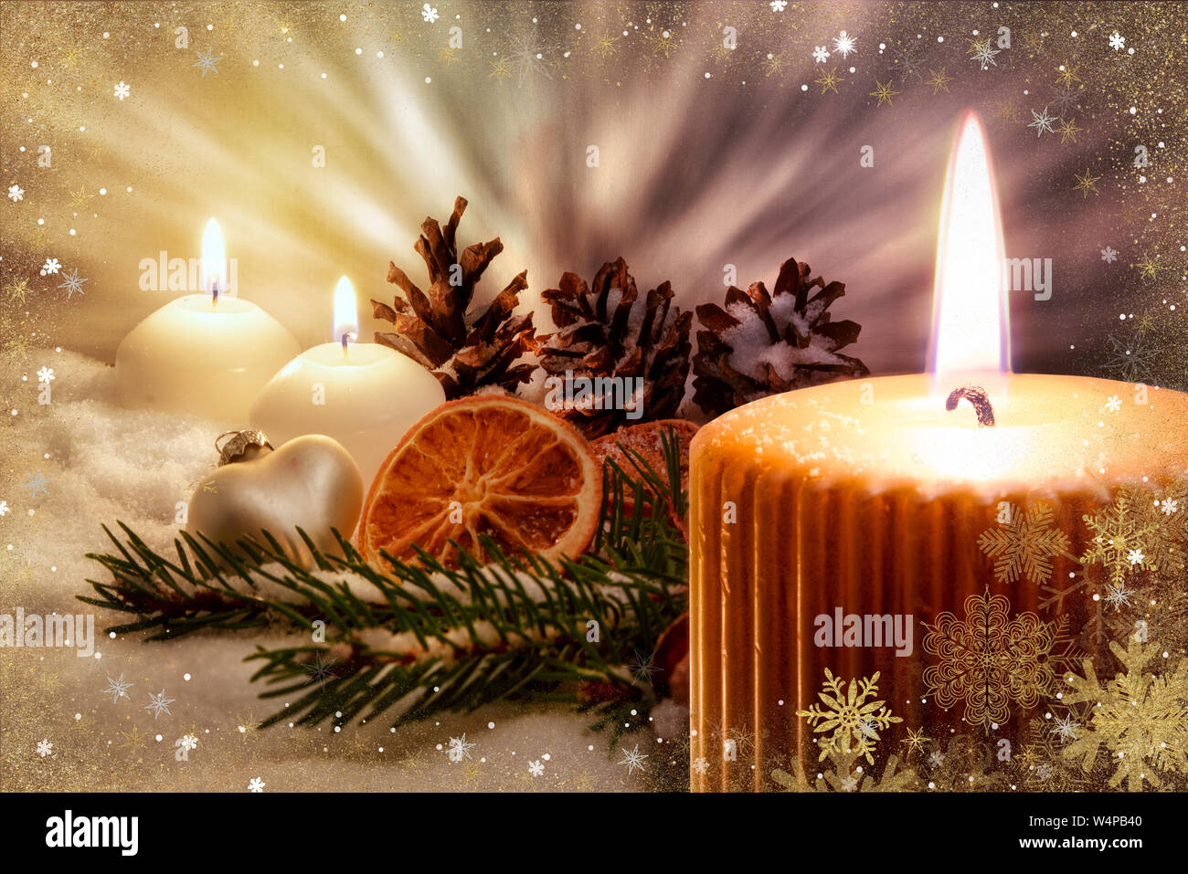 Große Kerze im Vorderteil mit dekorativen Weihnachten Hintergrund Stockfoto