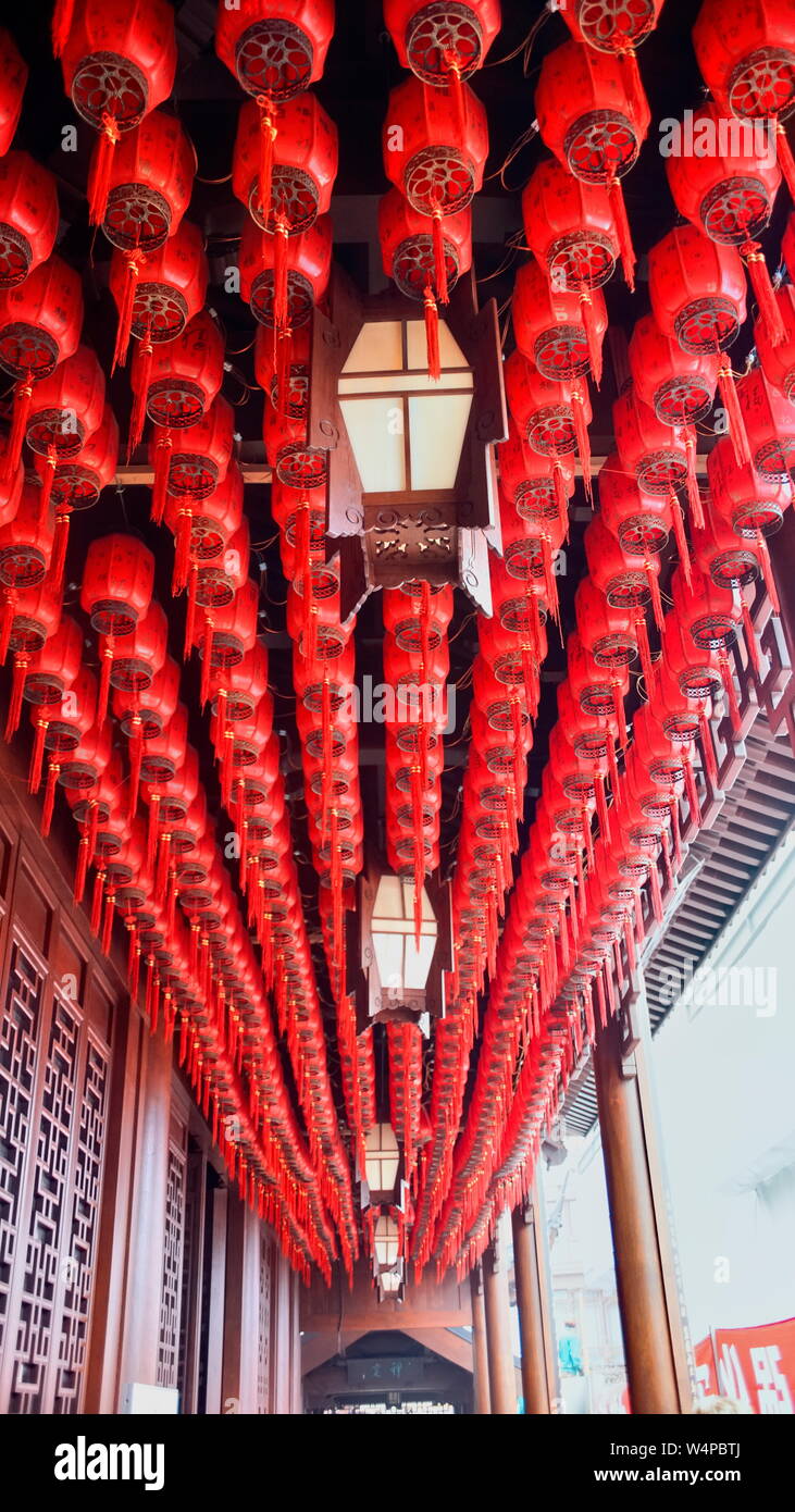 Jade Buddha Tempel - rote Laternen hängen in einem Gehweg. Shanghai, China. Vr CHINA Stockfoto