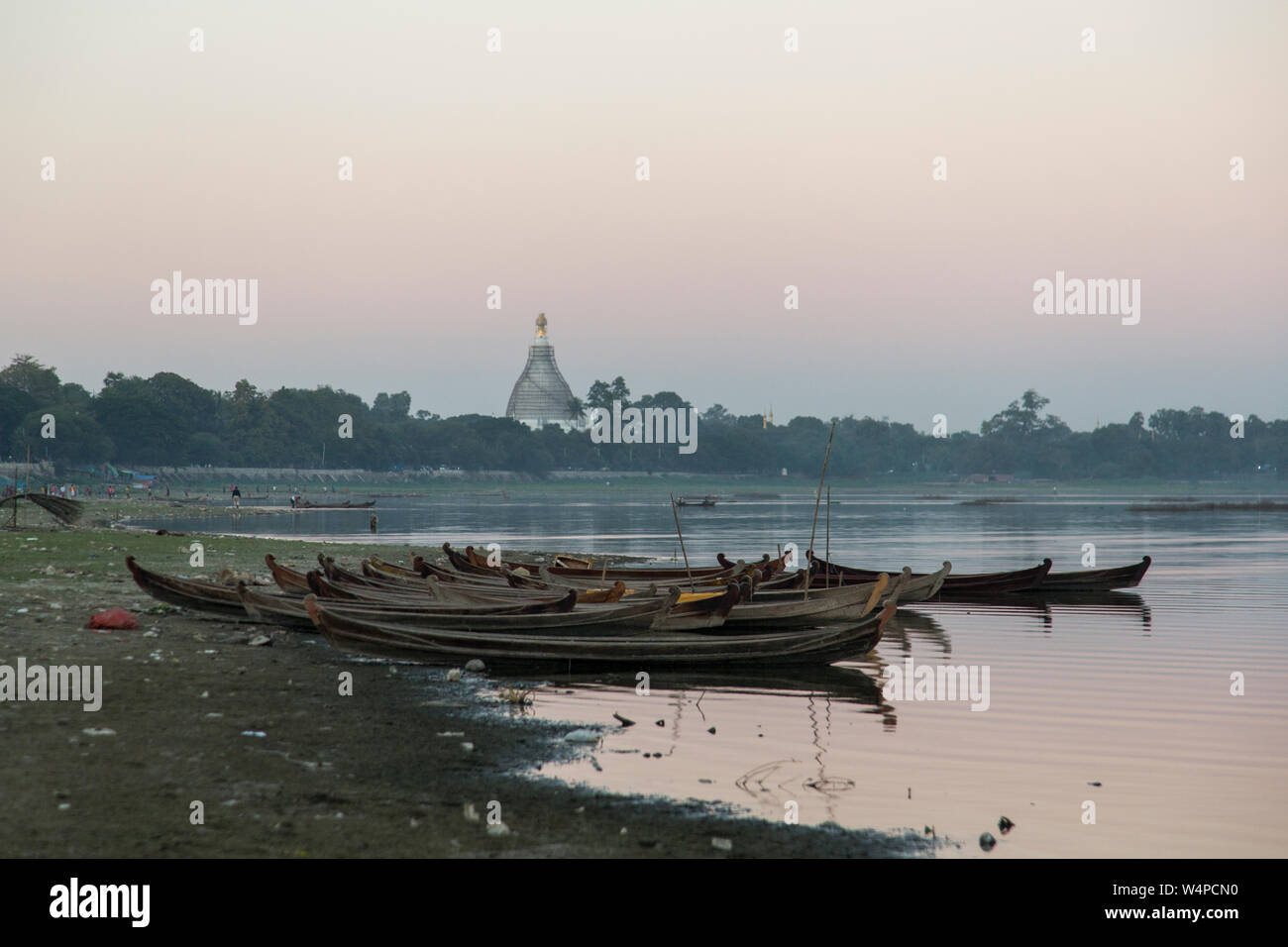 Alte hölzerne Boote und Angler auf einem See in der Nähe von Mandalay, Myanmar. Stockfoto