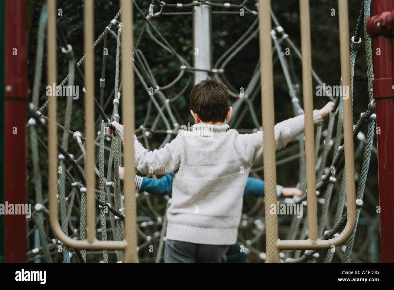 Ansicht der Rückseite des Kinder Klettergerüst am Spielplatz Stockfoto
