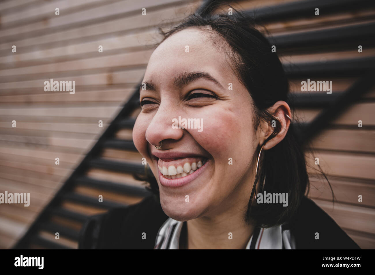 Der Blick auf die Frau mit einem Lächeln auf ihrem Gesicht. Im Freien. Stockfoto