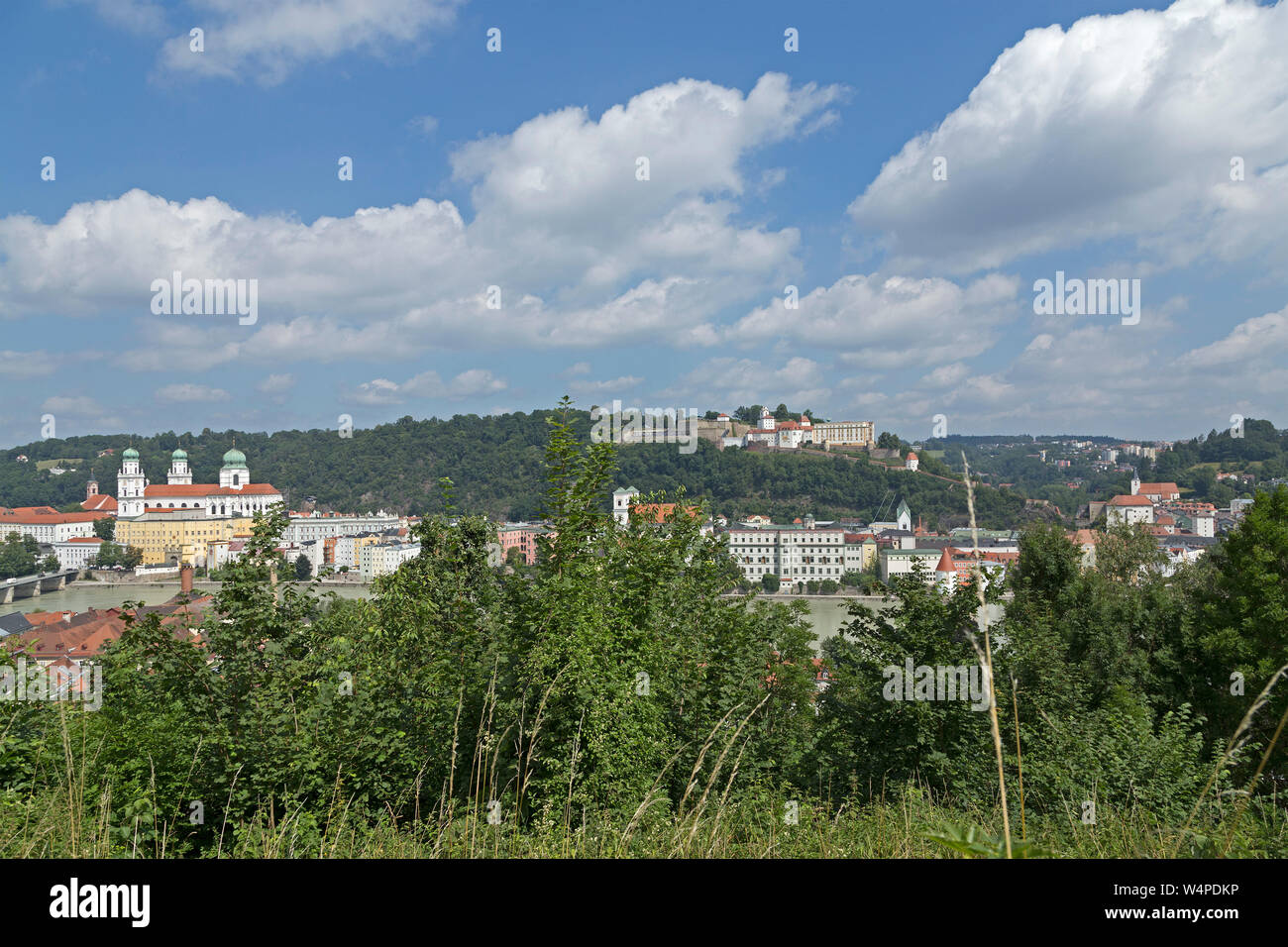 Panoramablick auf die Stadt und den Fluss Inn von der Suche der Wallfahrtskirche Mariahilf, Passau, Niederbayern, Deutschland Stockfoto