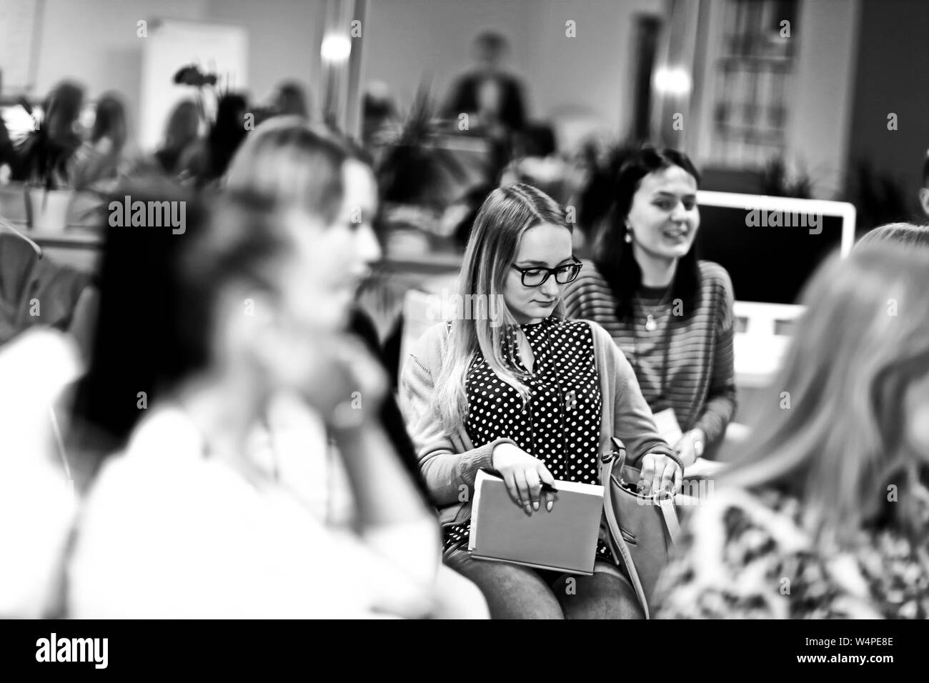 Bis zu schließen. Eine Gruppe von Frauen zu einem Vortrag in einer Business Seminar hören Stockfoto