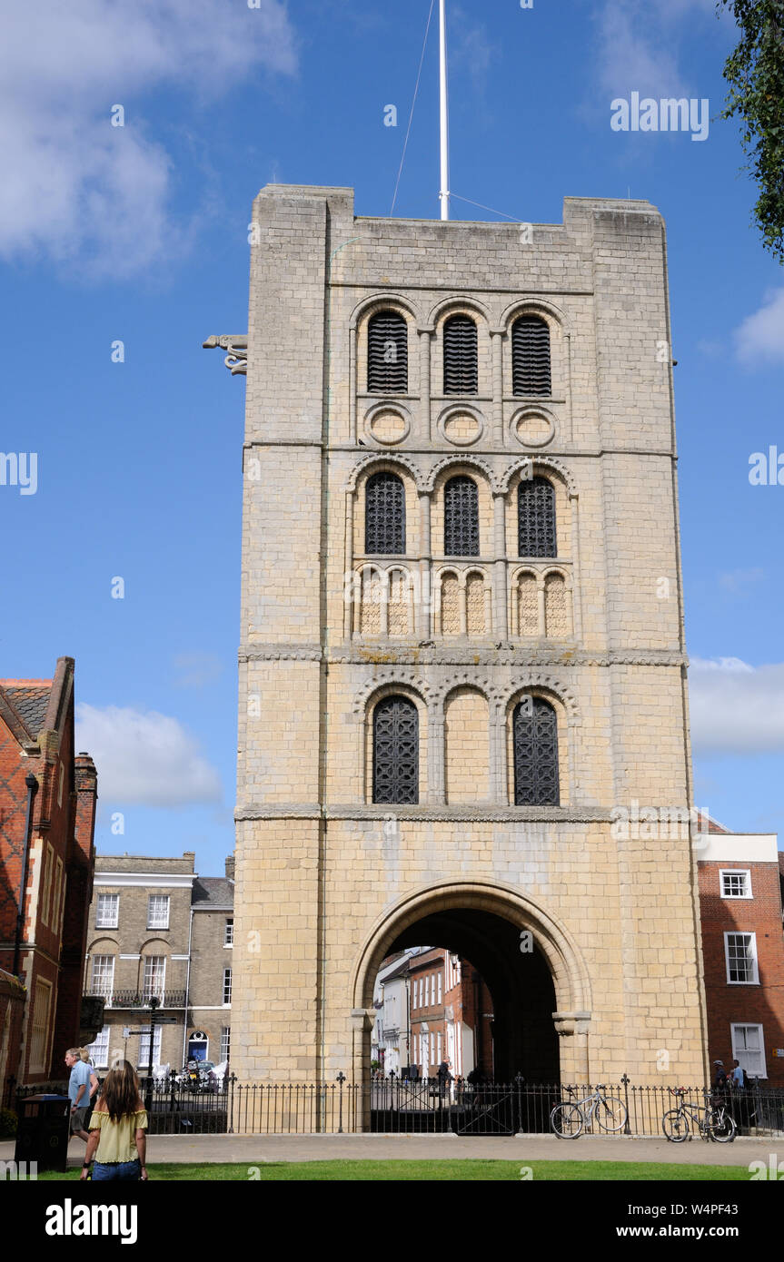 Die normannischen Turm, Kirchhof, Bury St. Edmunds, Suffolk. Als "Das große Tor von der Kirche von St. Edmund" genannt, es hat als der Glockenturm t serviert. Stockfoto