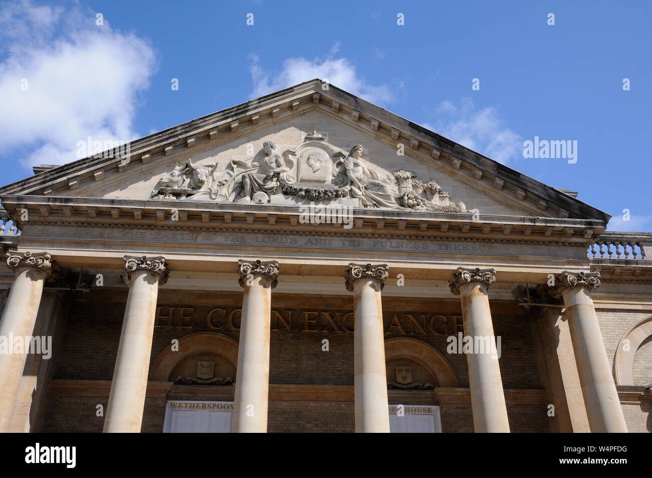 Die Corn Exchange, Abbeygate Street, Bury St. Edmunds, Suffolk hat eine dekorative Giebel im oberen Teil des Gebäudes, mit Figuren, die geschmückt Stockfoto