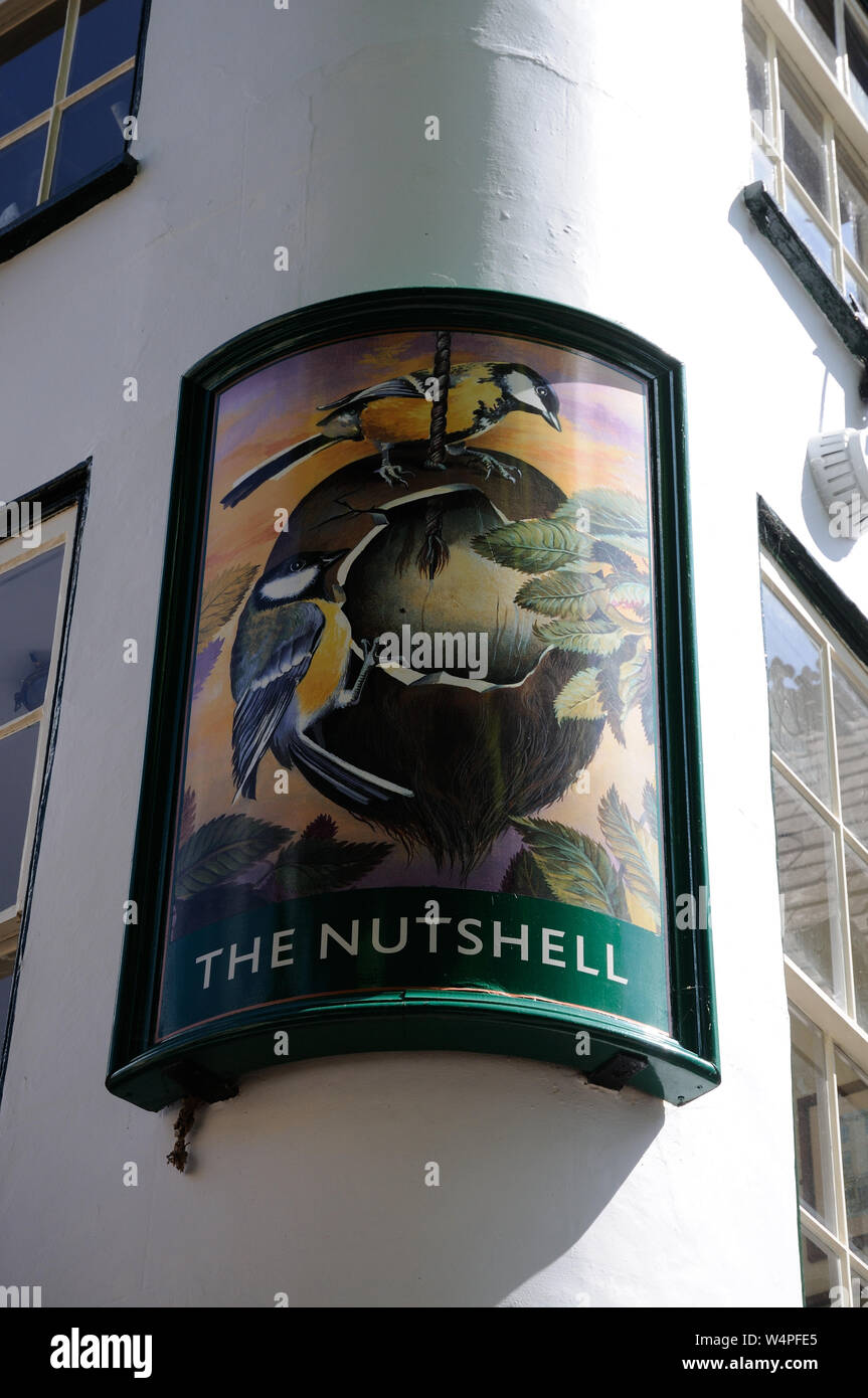 Der Nussschale, Traverse, Bury St. Edmunds, Suffolk, ist angeblich die kleinste Public House in Großbritannien. Stockfoto