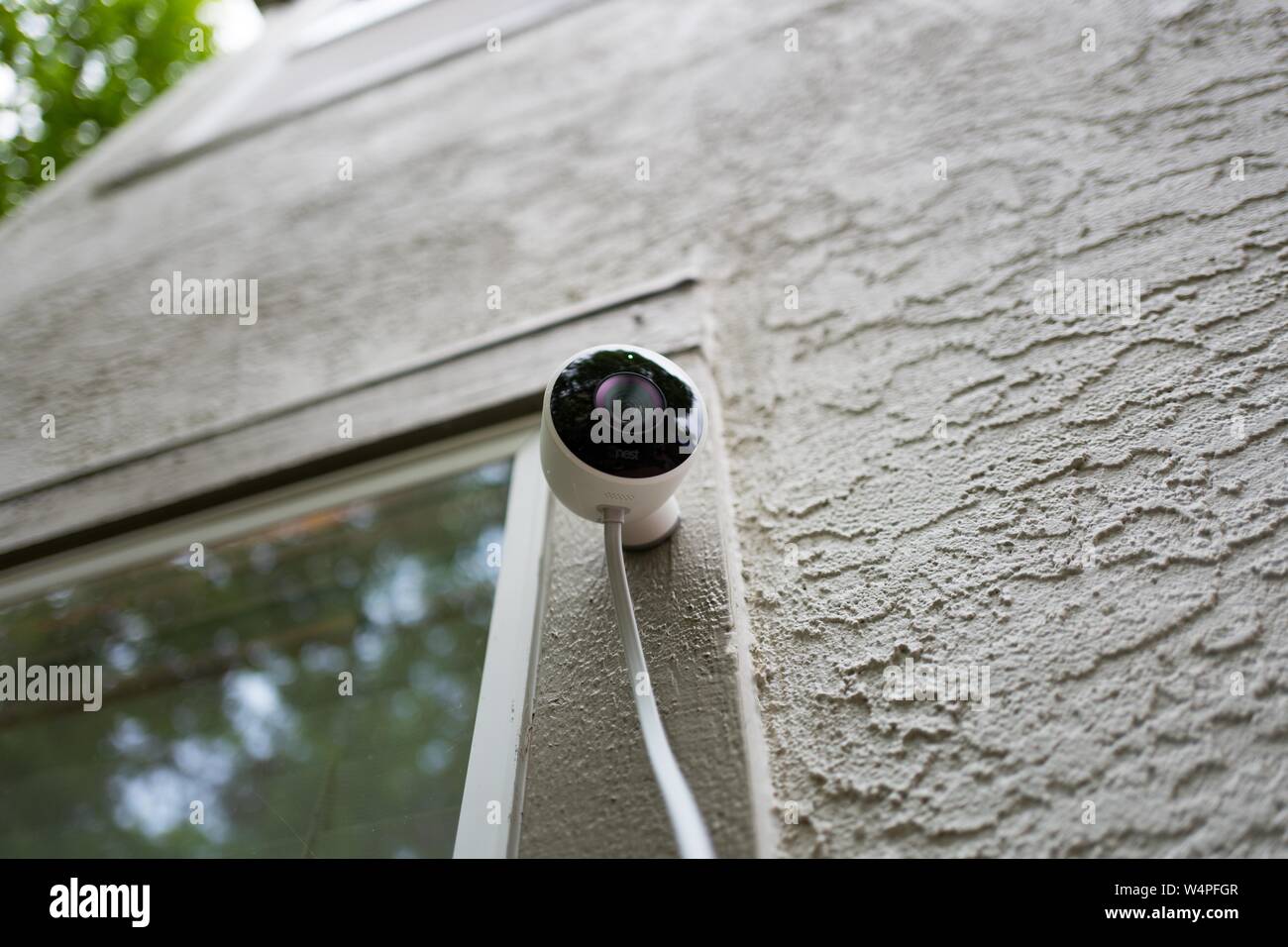 Low Angle View von Outdoor wetterfeste Nest home Überwachungskamera von Google Inc. in einer smart home in San Ramon, Kalifornien, 21. August 2018 installiert. () Stockfoto