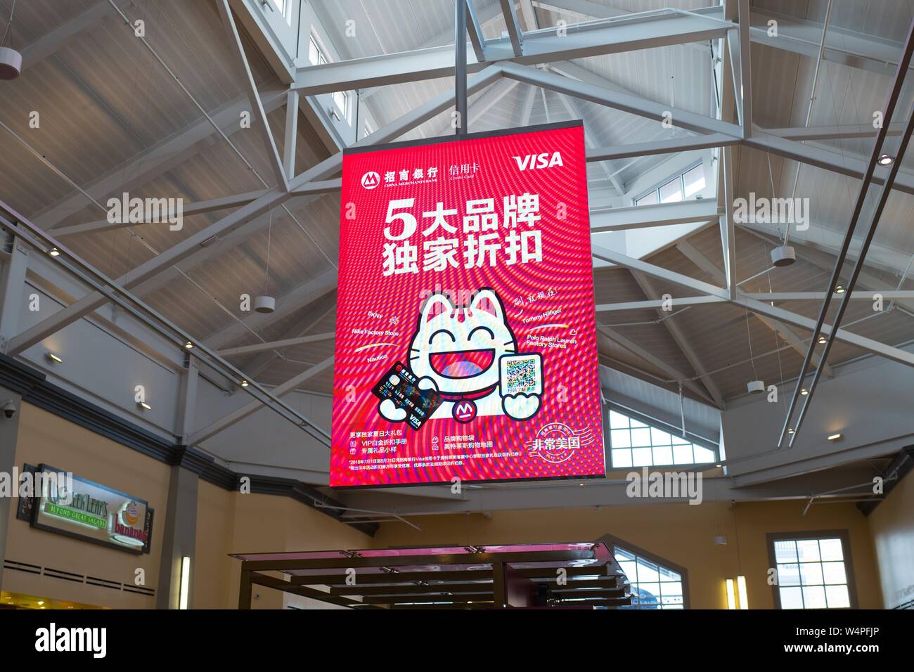 Bei einem Simon Mall Einkaufszentrum in Livermore, Kalifornien, eine Werbung für Visa Kreditkarten ist in Chinesischen, 23. August 2018 angezeigt. Viele Einkaufszentren in der San Francisco Bay Area bieten große asiatische Bevölkerung der Region. () Stockfoto