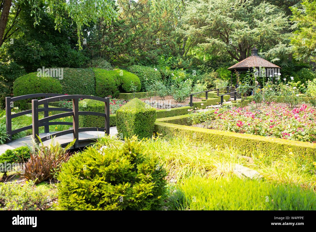 Reich verzierte hölzerne Brücke und Pavillon inmitten von Gärten an der Ferrari-Carano Weinberg in der Dry Creek Appellation, Sonoma County Wine Country, Healdsburg, California, 24. August 2018. () Stockfoto