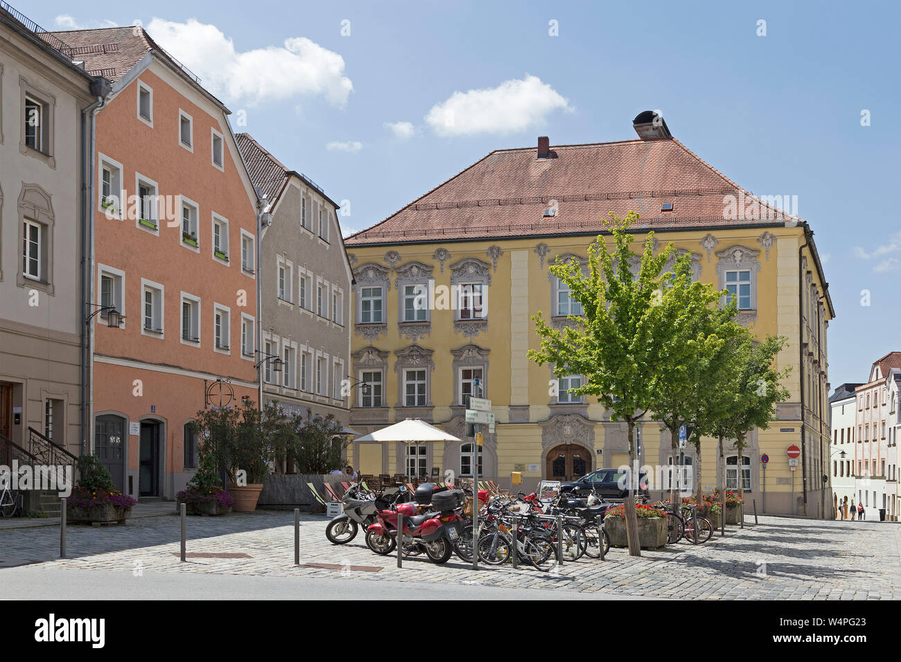 Kirchenplatz (Kirchplatz), Passau, Niederbayern, Bayern, Deutschland Stockfoto