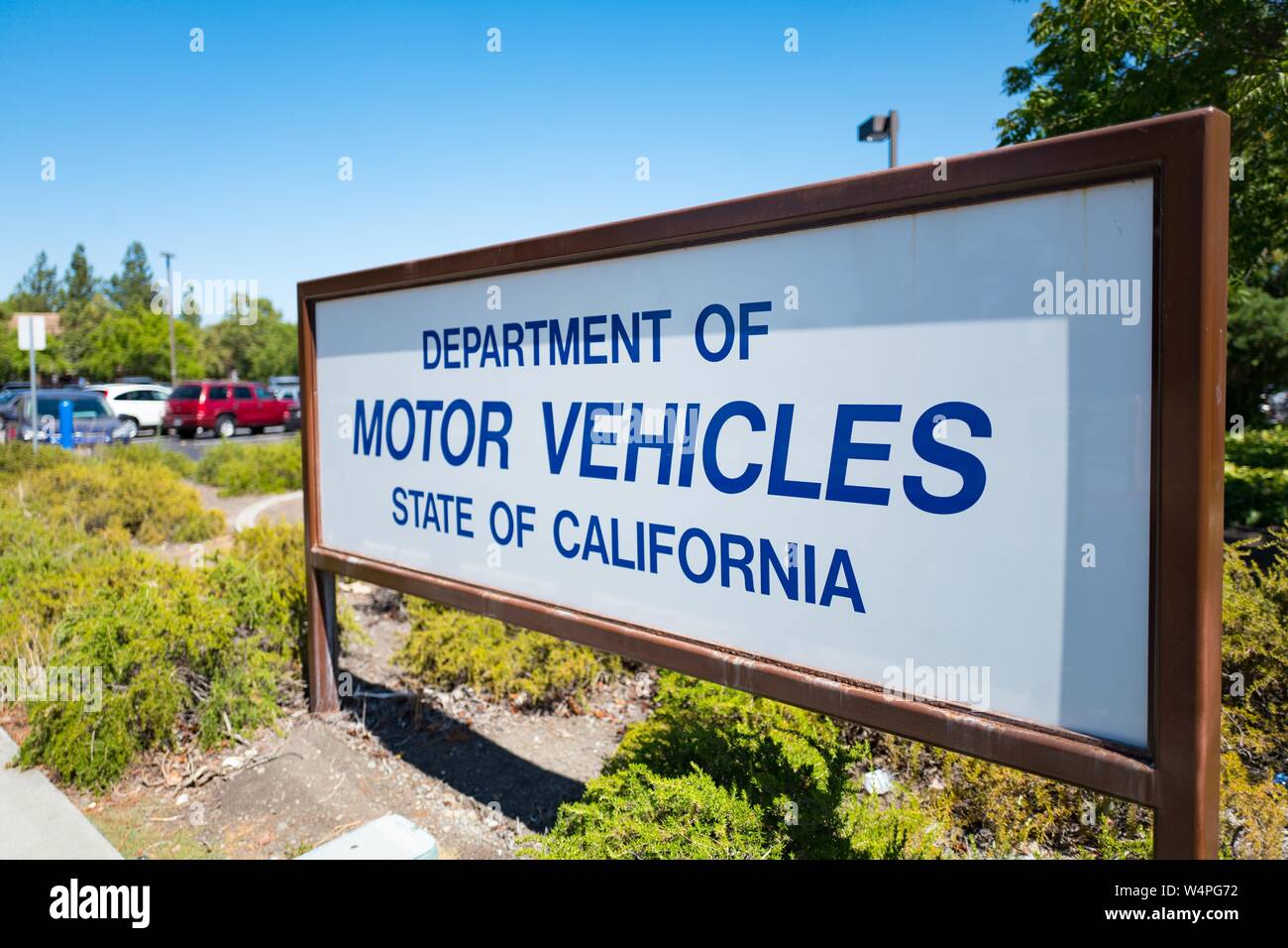 Schild am Kalifornien Abteilung der Kraftfahrzeuge (DMV) Büro in Plesanton, Kalifornien, 28. August 2018. () Stockfoto