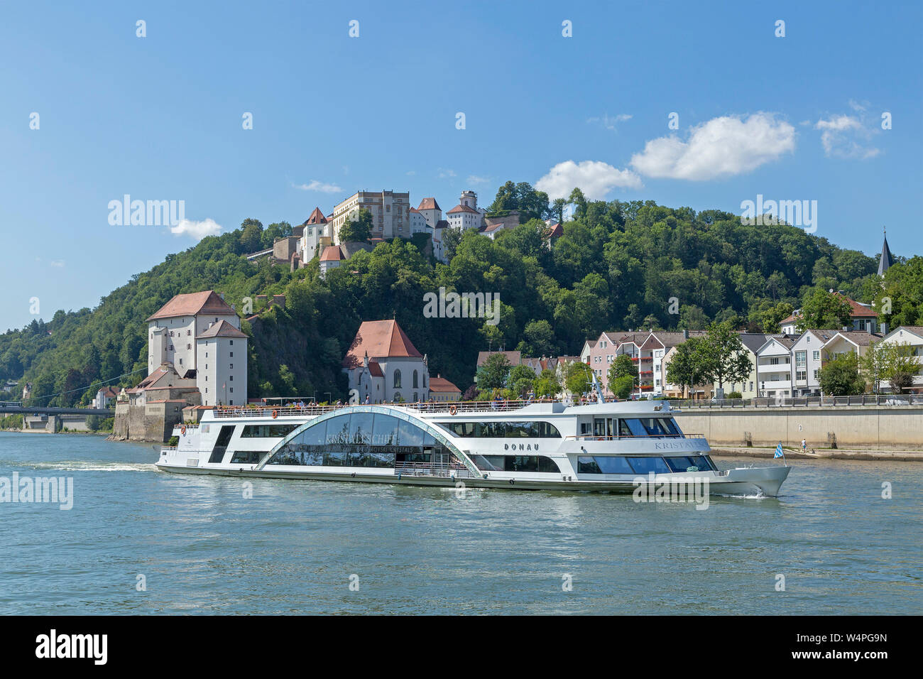 Kreuzfahrtschiff an der Kreuzung der Ilz und Donau, Passau, Niederbayern, Bayern, Deutschland Stockfoto