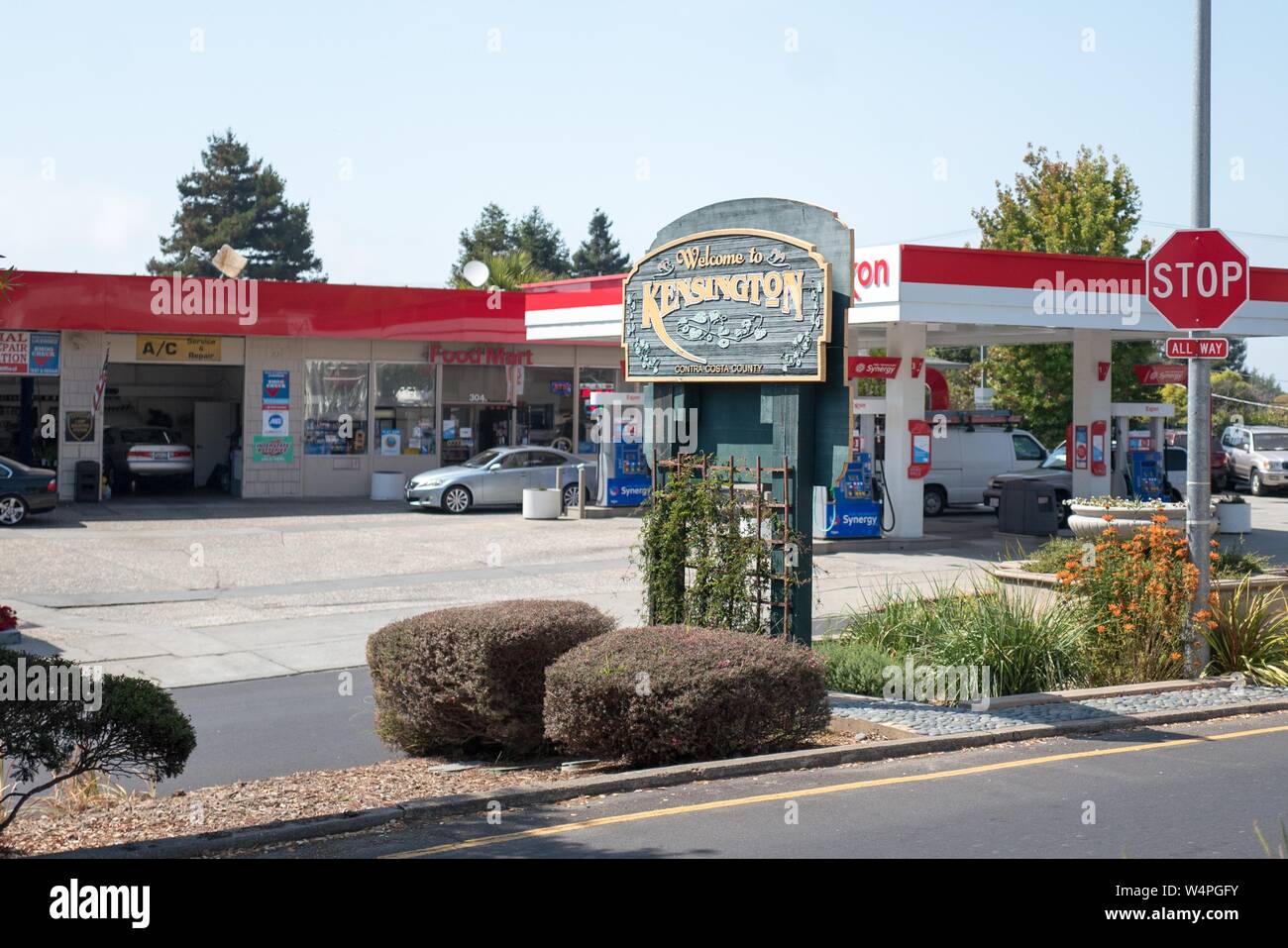 Schild Willkommen bei Kensington am Eingang in Kensington, Maryland, einer kleinen Stadt in der San Francisco Bay Area, 4. September 2018. () Stockfoto