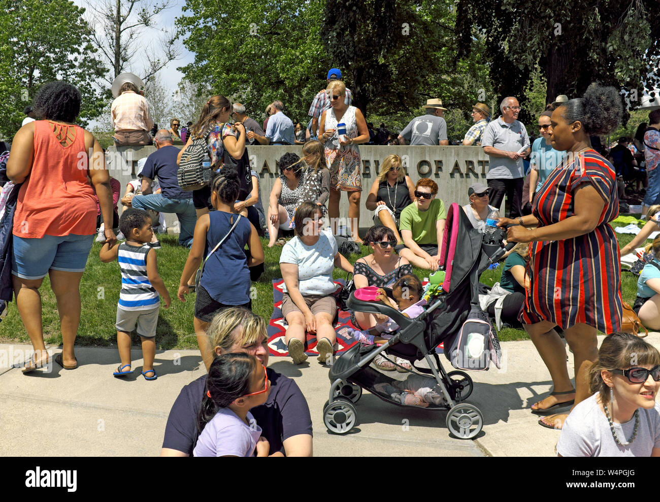 Menschenmassen füllen Wade Kreis in Cleveland, Ohio warten auf die einzigartige Parade der Kreis Ereignis, eine familienfreundliche Sommer Tradition feiern. Stockfoto