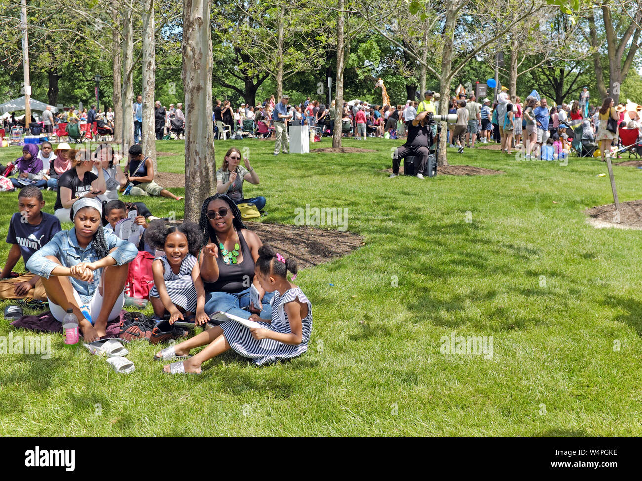 Die Menschen füllen Wade Oval in Cleveland, Ohio für die Parade The Circle Veranstaltung 2019, eine jährliche Sommertradition, die Tausende zum Wade Park lockt. Stockfoto