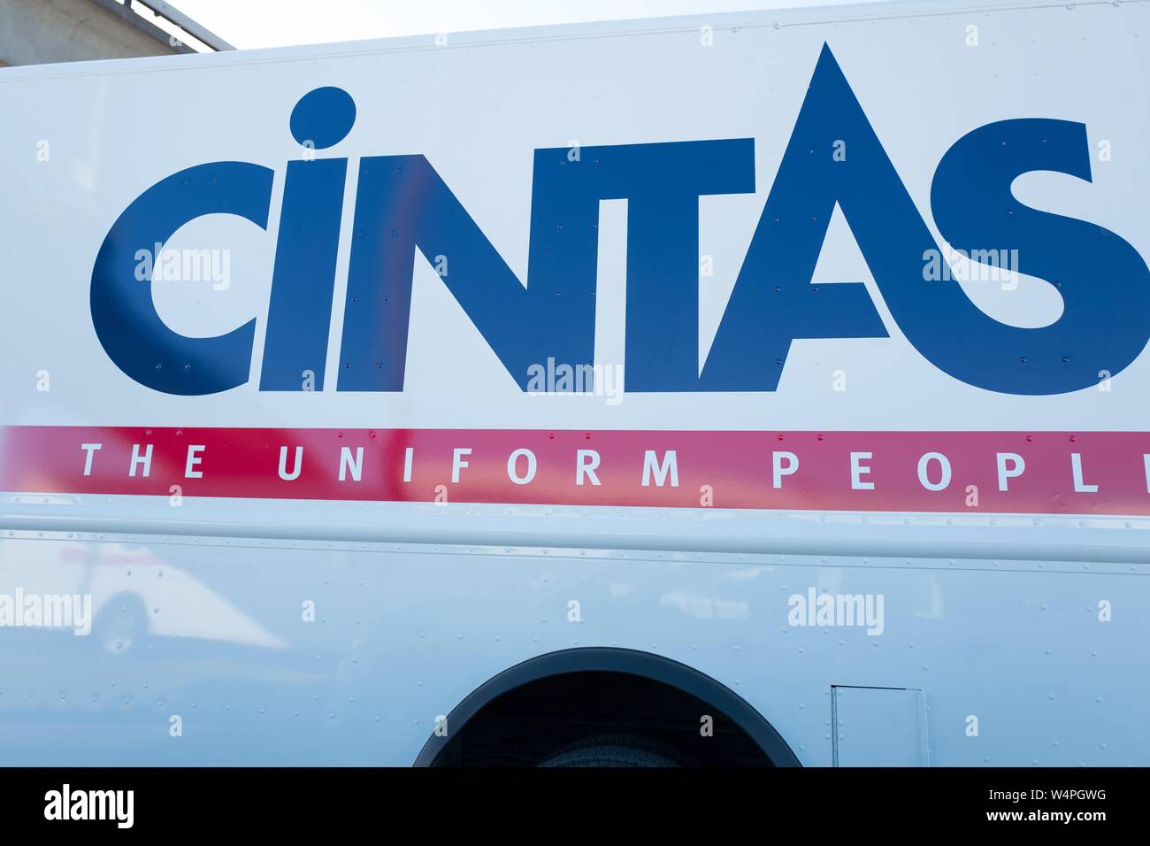 Seitenansicht des Fahrzeugs mit Logo für Cintas einheitliche Lieferservice in San Leandro, Kalifornien, 10. September 2018. () Stockfoto