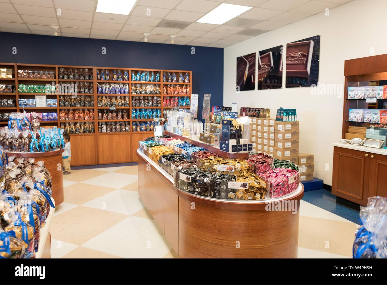 Innenraum der factory store für ikonische San Francisco gourmet Chocolate Company Ghirardelli im Werk und Hauptsitz in San Leandro, Kalifornien, 10. September 2018. () Stockfoto