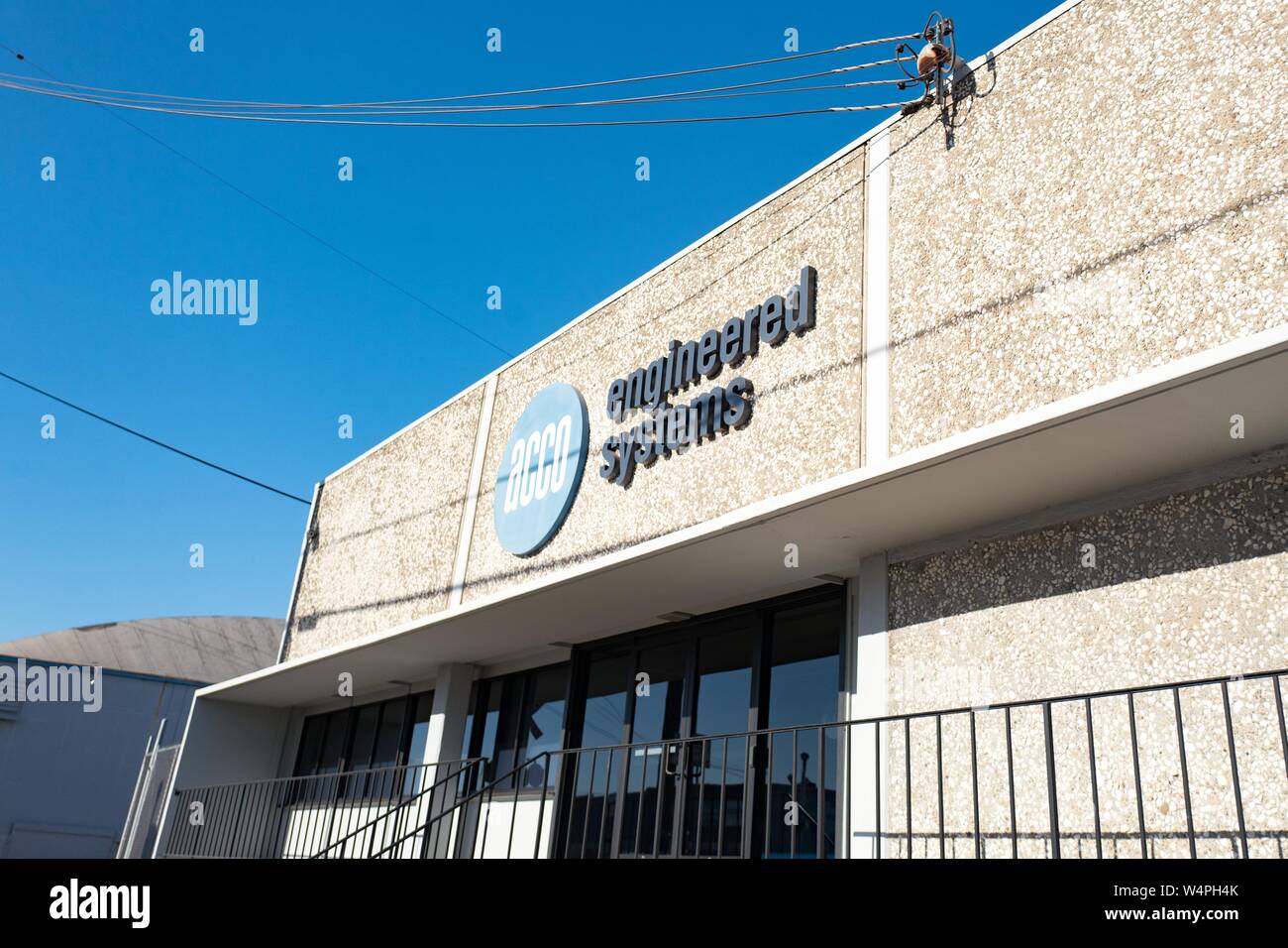 Fassade mit Zeichen und Logo auf der lokalen Niederlassung der mechanischen Contracting unternehmen Acco Engineered Systems in San Leandro, Kalifornien, 10. September 2018. () Stockfoto