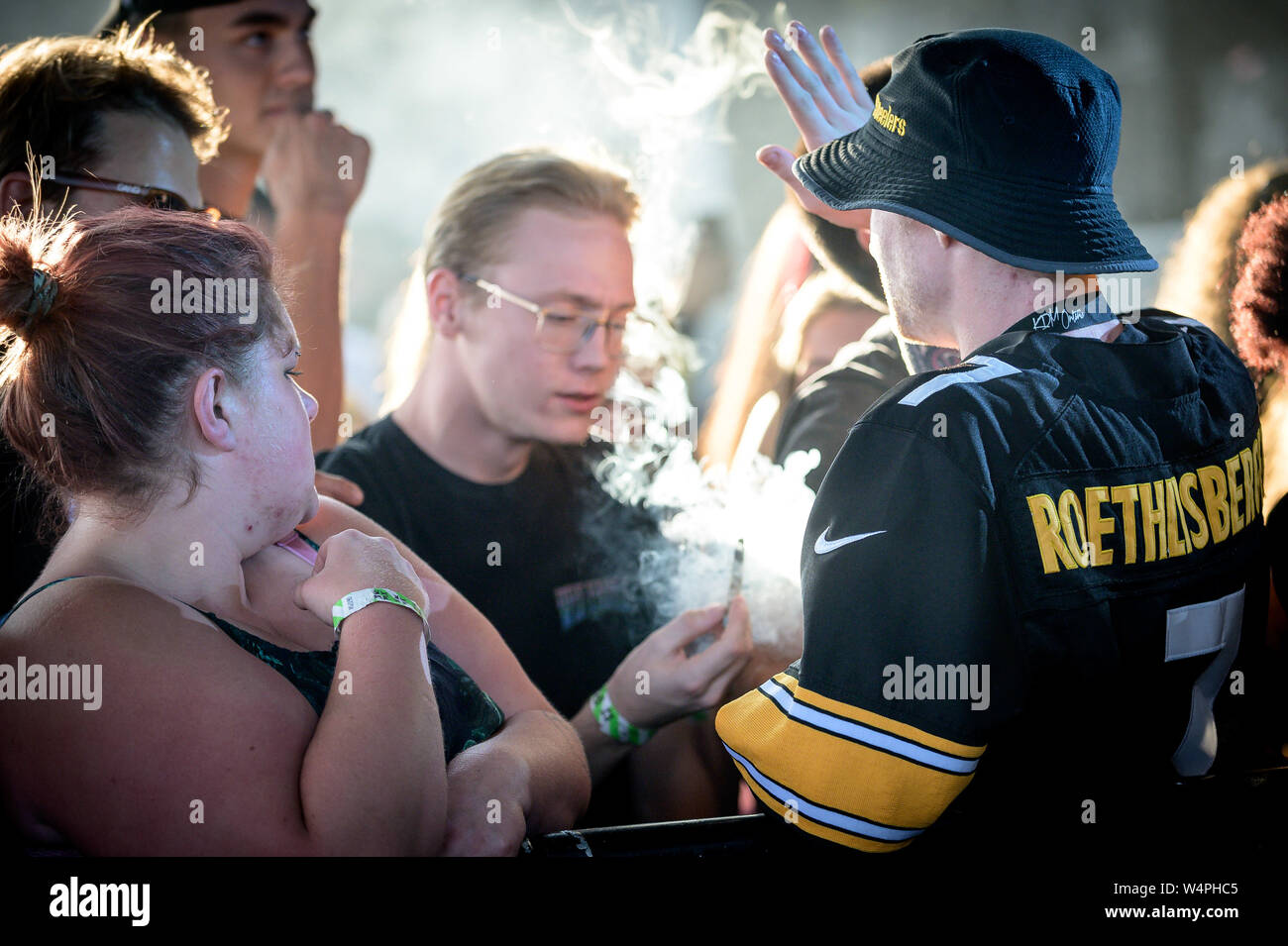 Juli 23, 2019, Toronto, Ontario, Kanada: junge Kanadier erlaubterweise Rauchen von Cannabis bei einem Konzert, Budweiser Stadium in Toronto Quelle: Igor Vidyashev/ZUMA Draht/Alamy leben Nachrichten Stockfoto