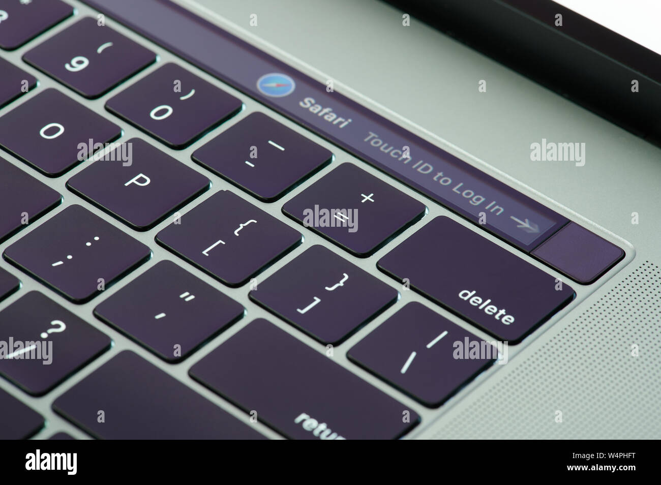 New York, USA - 24. Juli 2019: Melden Sie sich mit touch id auf modernen Macbook Pro Stockfoto