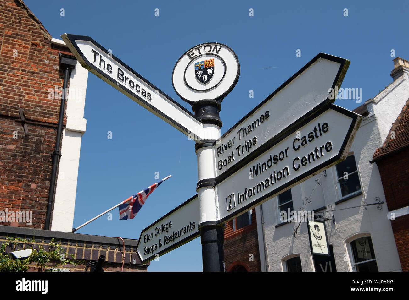 Touristische Beschilderung Eton High Street, Eton, Windsor, Berkshire, Großbritannien. Alte touristische Beschilderung mit dem Eton Crest. Credit: Maureen McLean/Alamy Stockfoto