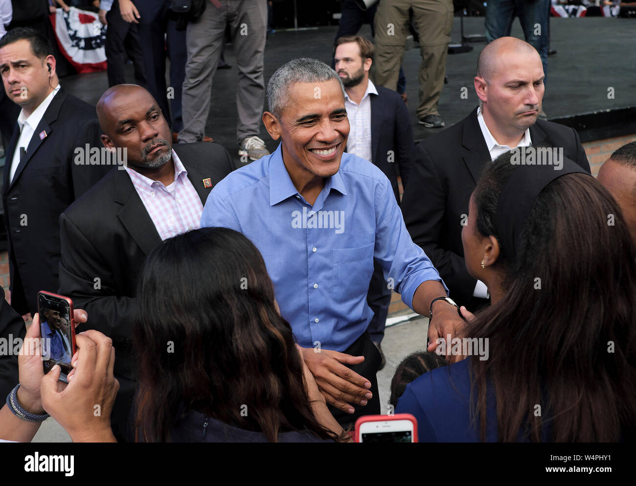 Präsident Barack Obama interagiert mit Teilnehmern während einer demokratischen Kundgebung an Dell Music Center in Philadelphia, Pennsylvania. Stockfoto