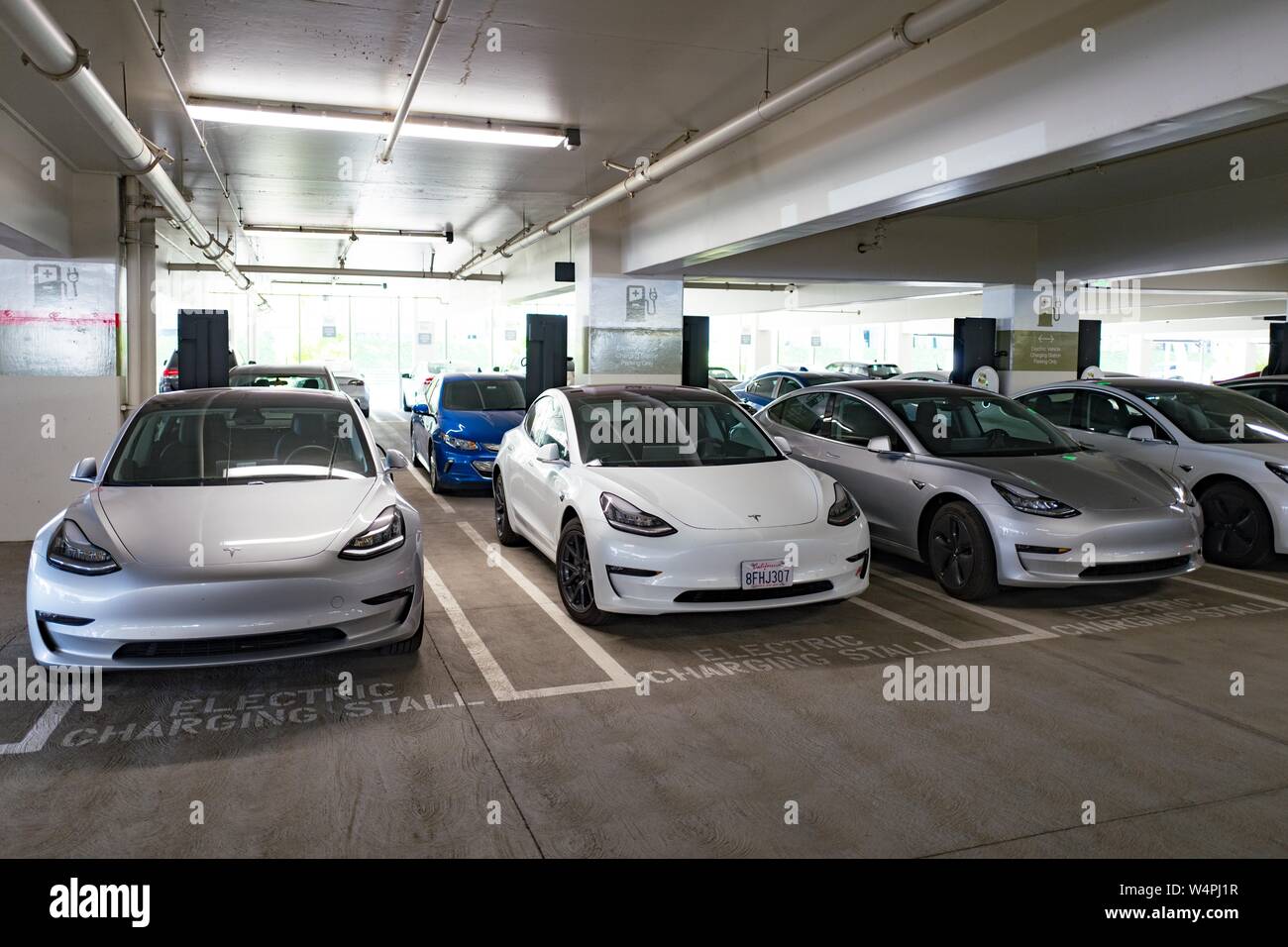 Vier Tesla Modell 3 Elektroautos von Tesla Motors sind sichtbar aufladen an einem Elektrofahrzeug Ladestation in San Ramon, Kalifornien, 26. September 2018. () Stockfoto