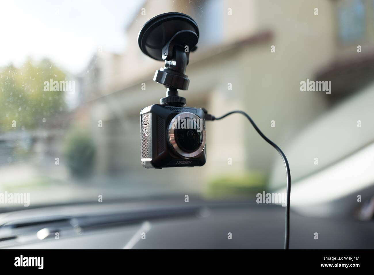 Close-up Uniden dashboard Kamera (Dashcam) auf der Innenseite der Fenster ein Uber Fahrzeug in San Ramon, Kalifornien installiert; dashcams werden oft durch crowdsourced Taxifahrer verwendet der Fahrer- und Beifahrerseite, um die Sicherheit zu erhöhen, 27. September 2018. () Stockfoto