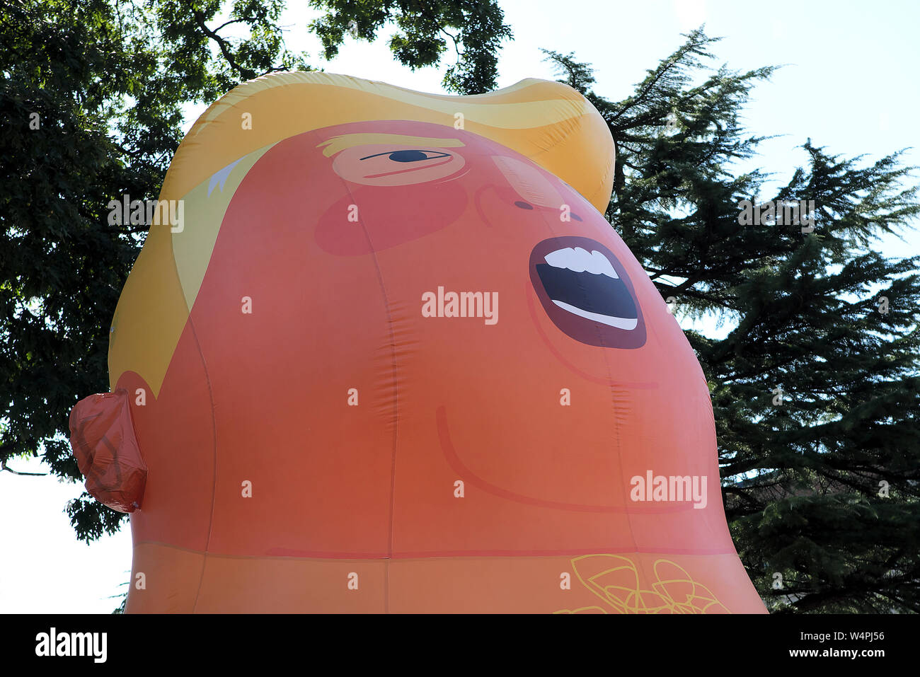 Mitglieder der Öffentlichkeit ein Donald Trump baby Ballon auf dem Display während einer Messe in Maplewood, New Jersey. Stockfoto