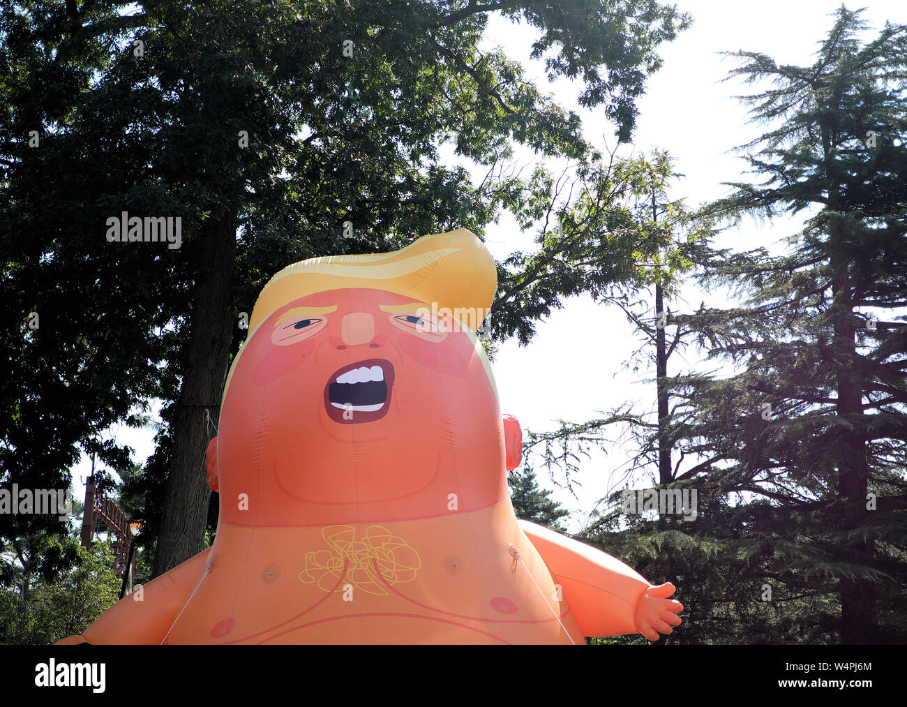 Mitglieder der Öffentlichkeit ein Donald Trump baby Ballon auf dem Display während einer Messe in Maplewood, New Jersey. Stockfoto