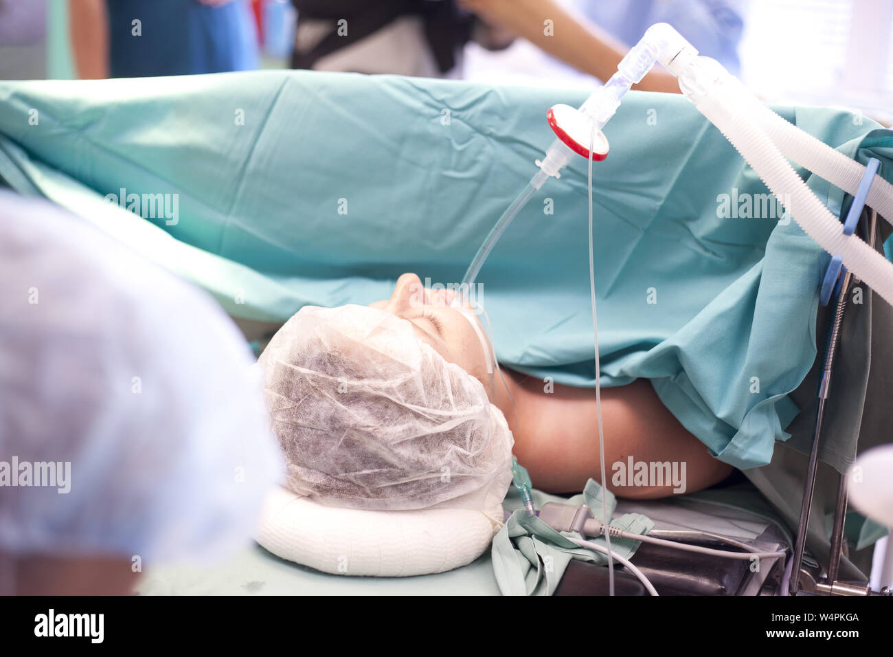 Patienten auf dem OP-Tisch erhalten Intubation Stockfoto