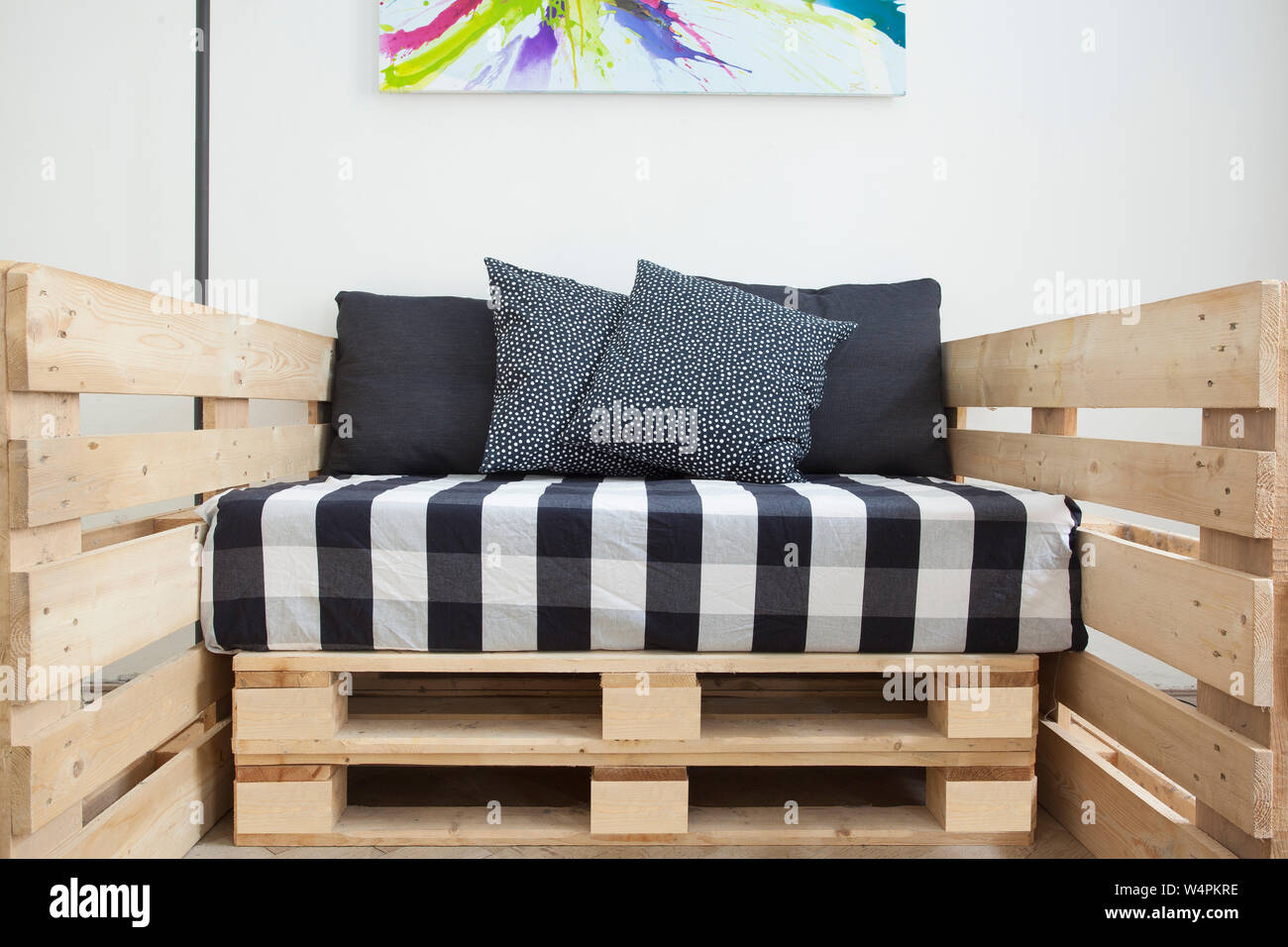 Holzboden Sofa in ein weißes Schlafzimmer Stockfoto