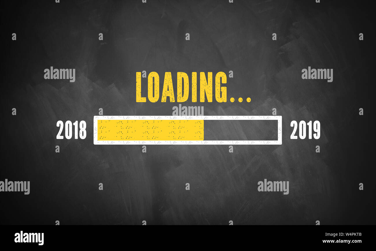 Statusleiste zeigt beim Laden von 2019 auf einer Schiefertafel gezeichnet Stockfoto