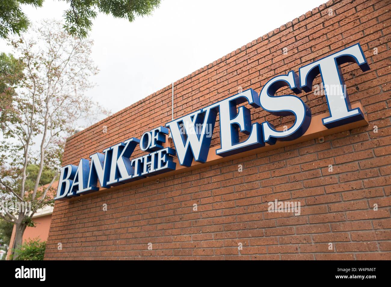 Logo auf backsteinfassade der Bank der West Branch, jetzt Eine division von BNP Paribas, in der Innenstadt von Livermore, Kalifornien, 3. Oktober 2018. () Stockfoto