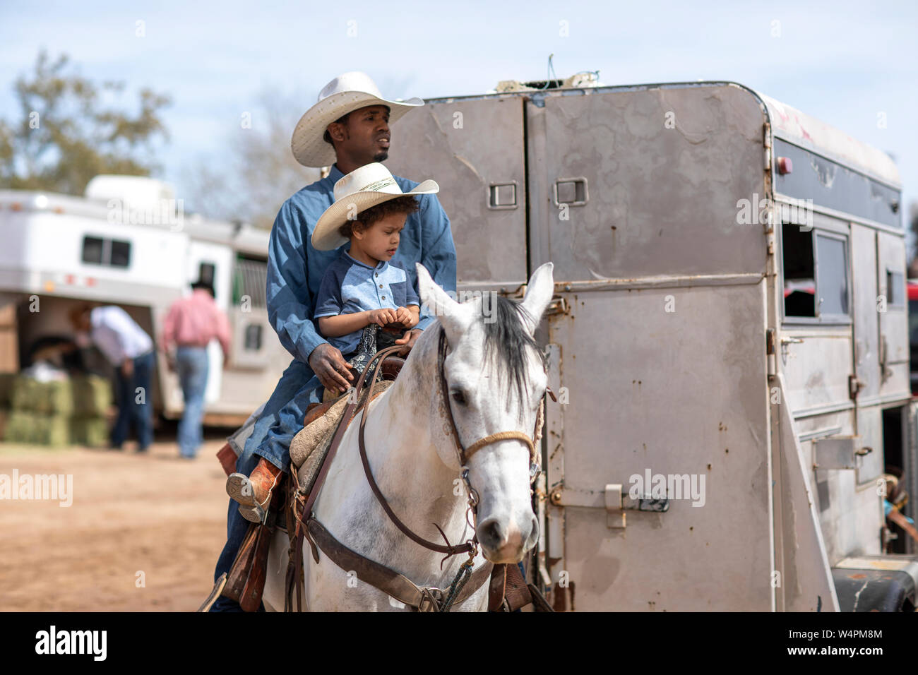 Vater und Sohn auf einem Pferd am Arizona Schwarz Rodeo Stockfoto
