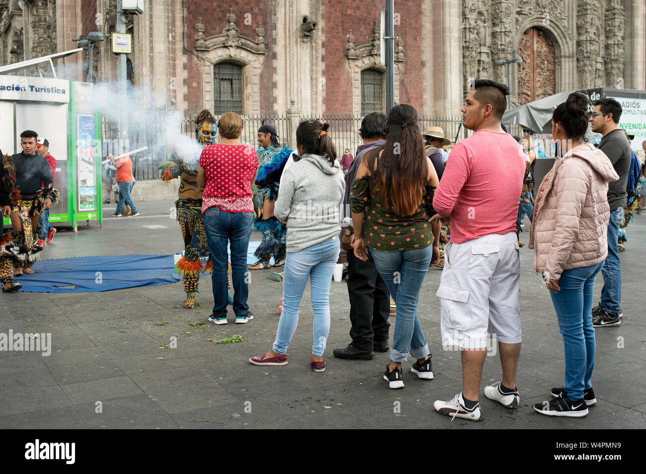 Lokale Leute warten Copal spirituelle "Säuberung" Ritual am Zocalo, Mexico City, CDMX, Mexiko zu erhalten. Jun 2019 Stockfoto