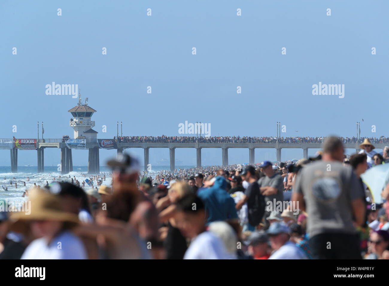 Masse auf dem Pier und am Strand am Breitling Airshow in Huntington Beach, Kalifornien am 30.09.2017 Stockfoto
