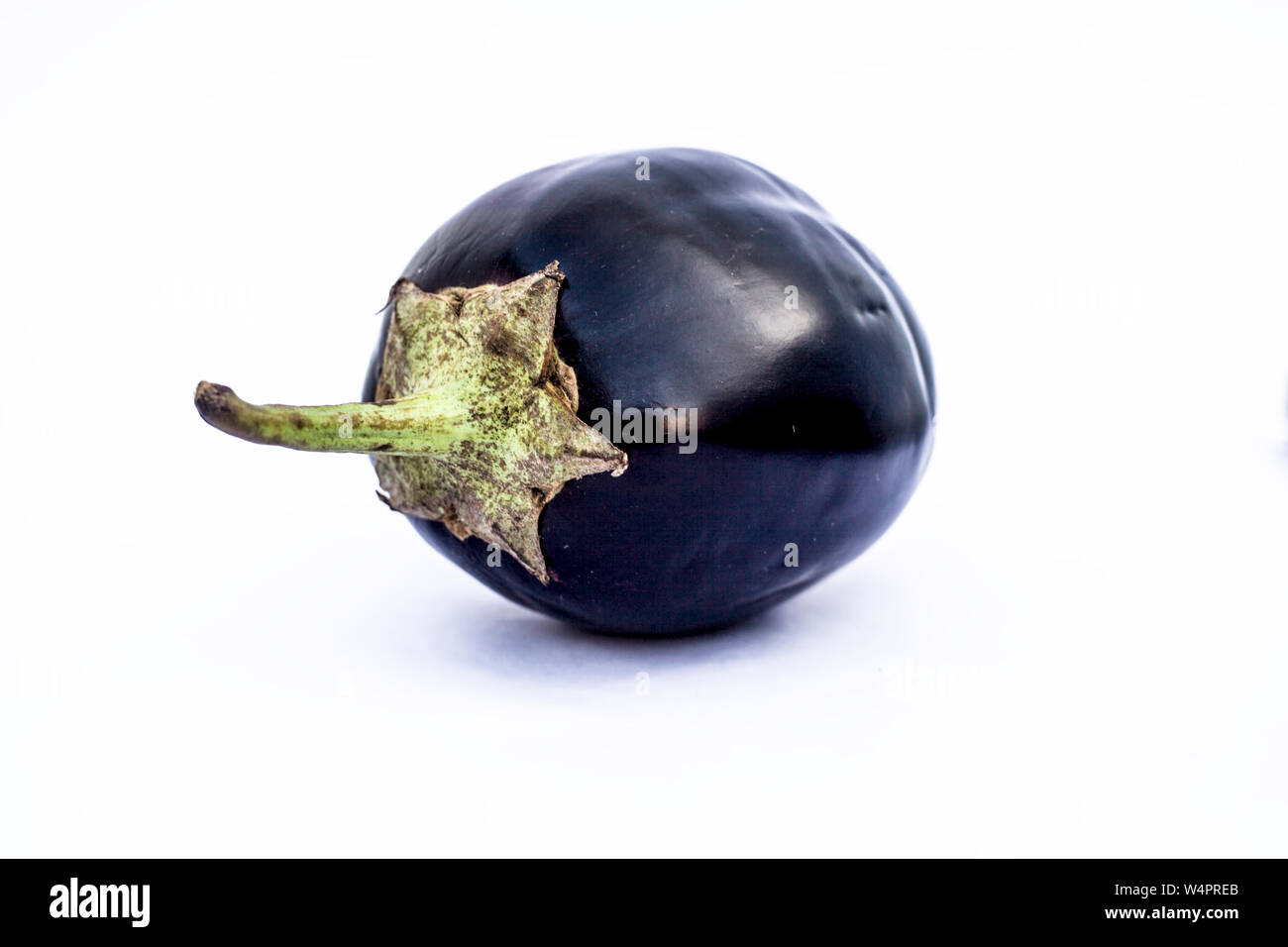 Nahaufnahme von frischen Bio ei Anlage oder bringal oder Auberginen oder Aubergine oder baingan oder Aubergine auf weißen isoliert. Stockfoto