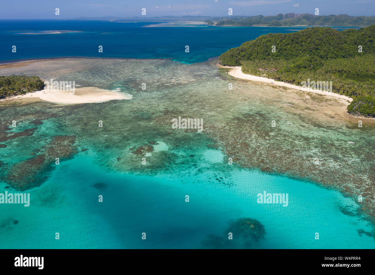 Luftaufnahmen mit einer Drohne von Kawhagan Kangbangyo Insel und Insel Siargao Island, Philippinen. Stockfoto