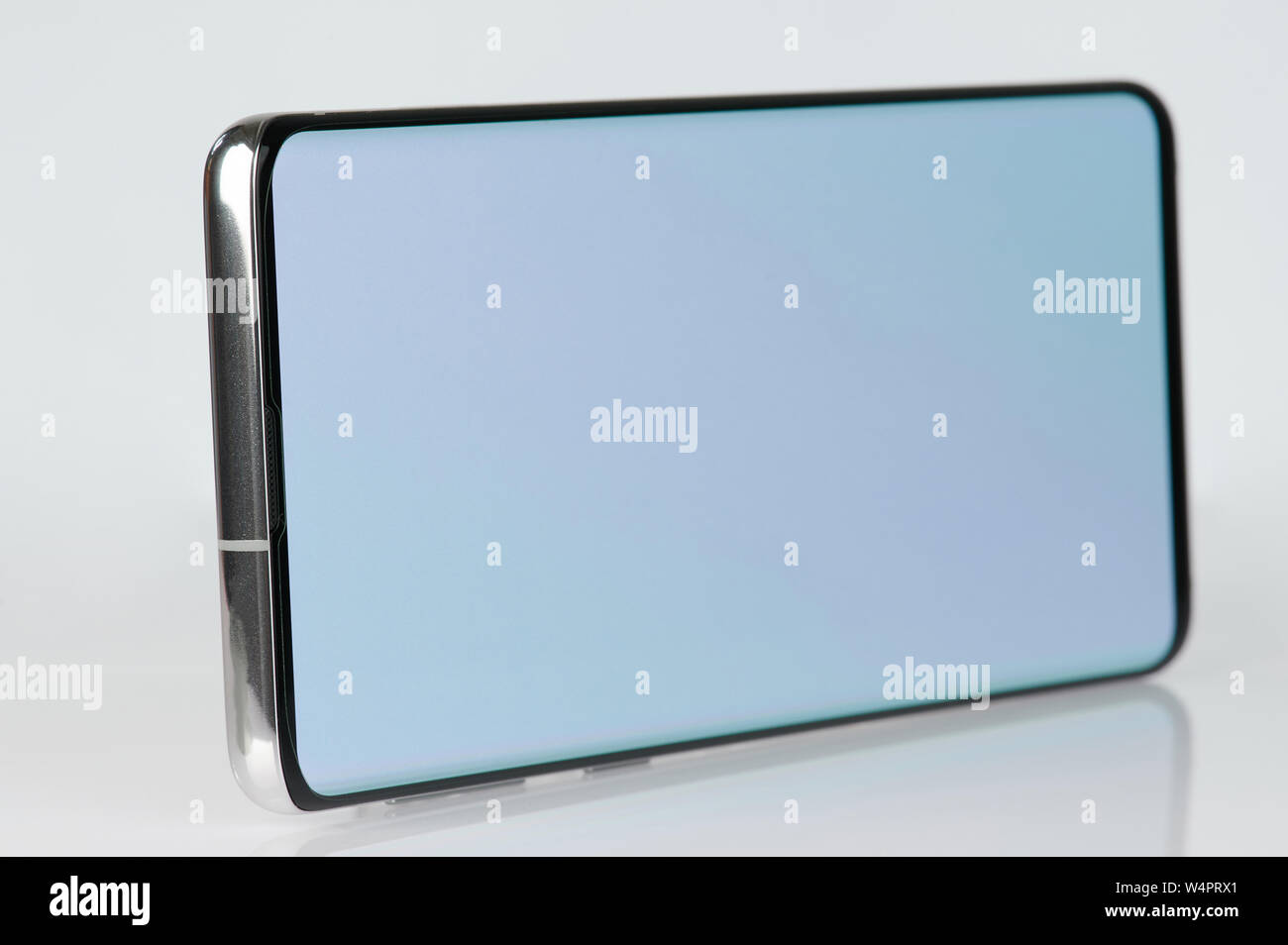 In horizontaler Ausrichtung auf Studio Hintergrund isoliert Smartphone Stockfoto